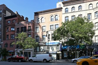 239 W 72nd St in New York, NY - Foto de edificio - Building Photo