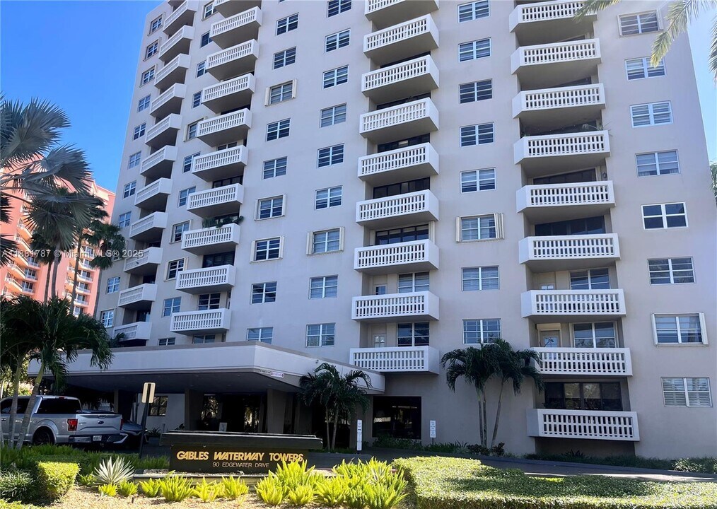 90 Edgewater Dr in Coral Gables, FL - Foto de edificio