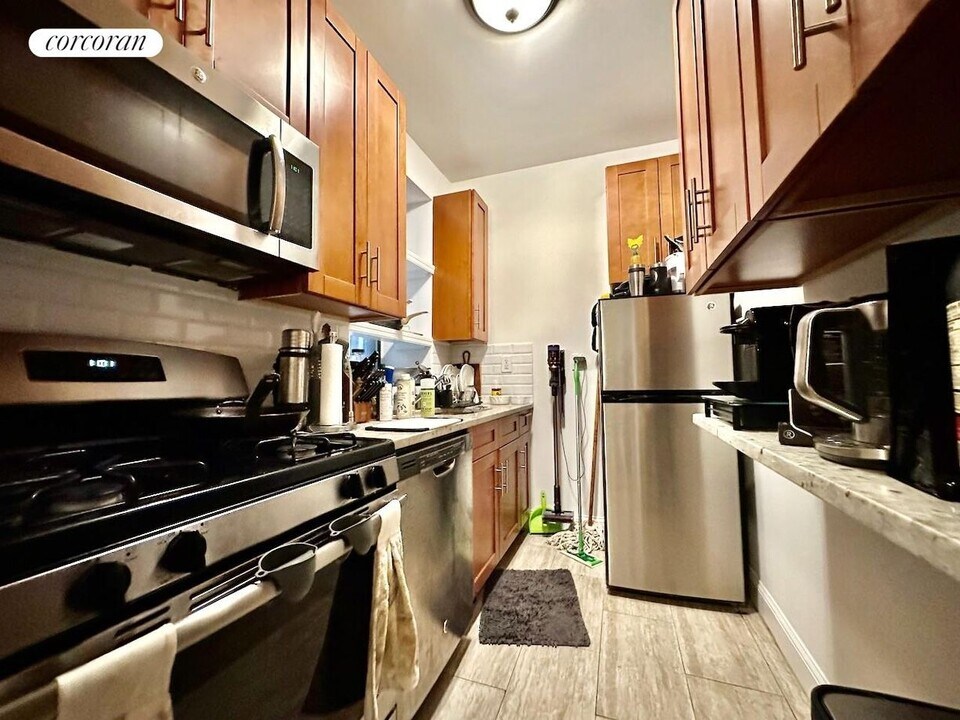 938 Amsterdam Ave in New York, NY - Building Photo