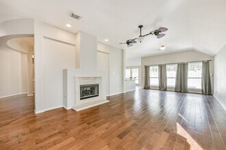 13203 Yaupon Holly Ln in Houston, TX - Foto de edificio - Building Photo