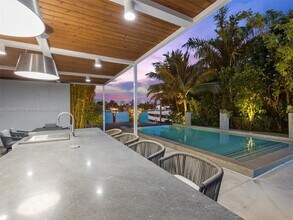 425 E Dilido Dr in Miami Beach, FL - Foto de edificio - Building Photo