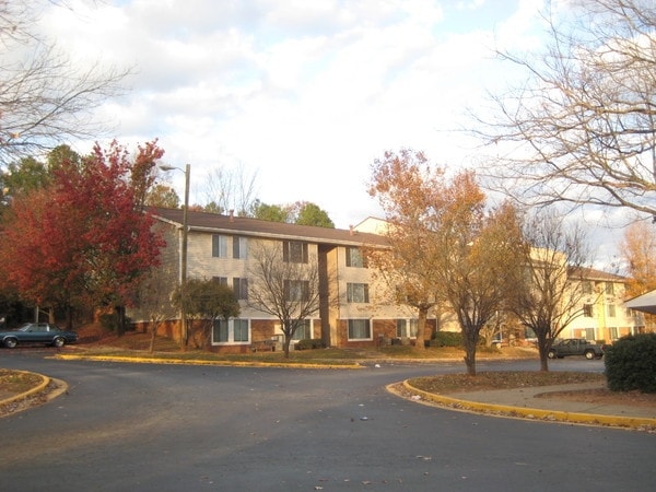 Paradise East Apartments in Atlanta, GA - Building Photo - Building Photo