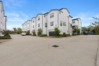 6315 Timbergrove Gardens Ln in Houston, TX - Building Photo - Building Photo