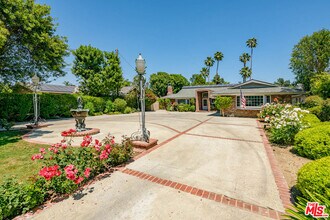 8760 White Oak Ave in Los Angeles, CA - Building Photo - Building Photo