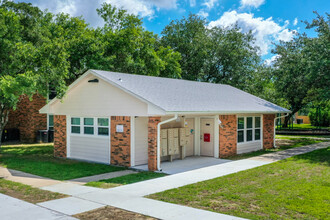 Highland Pointe in Hitchcock, TX - Building Photo - Building Photo