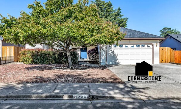 1744 Sandpiper Dr in Medford, OR - Building Photo