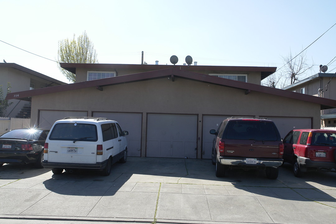 726 Harris Ct in Hayward, CA - Building Photo