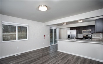 1551 Lucus Rd in Wasilla, AK - Foto de edificio - Building Photo