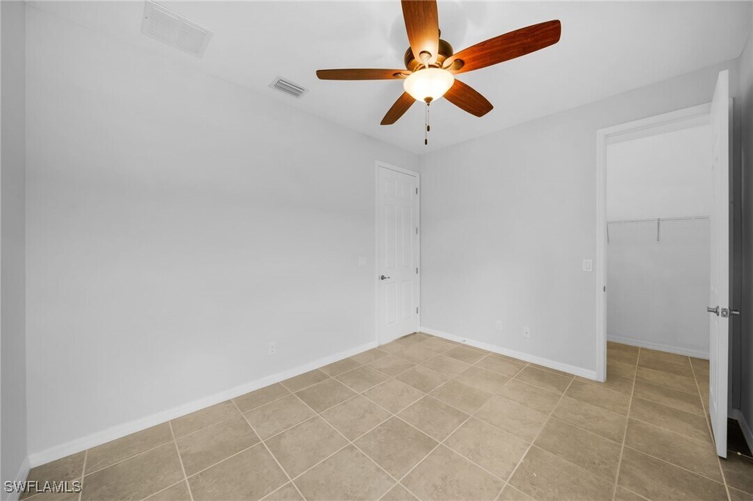 271 Destiny Cir in Cape Coral, FL - Foto de edificio