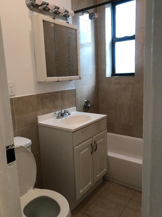 120 Stonelea Pl in New Rochelle, NY - Building Photo