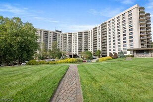 2 Claridge Dr in Verona, NJ - Building Photo