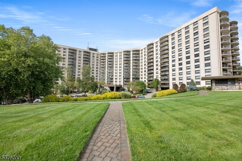 2 Claridge Dr in Verona, NJ - Building Photo