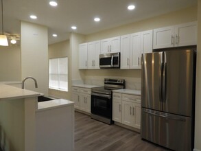 456 Iroquois Ave NW in Palm Bay, FL - Foto de edificio - Building Photo