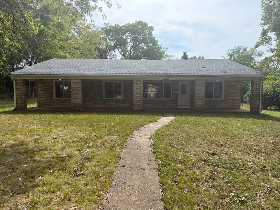 8120 Gardner Ln in Berkeley, MO - Foto de edificio