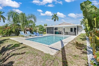 724 100th Ave N in Naples, FL - Foto de edificio - Building Photo