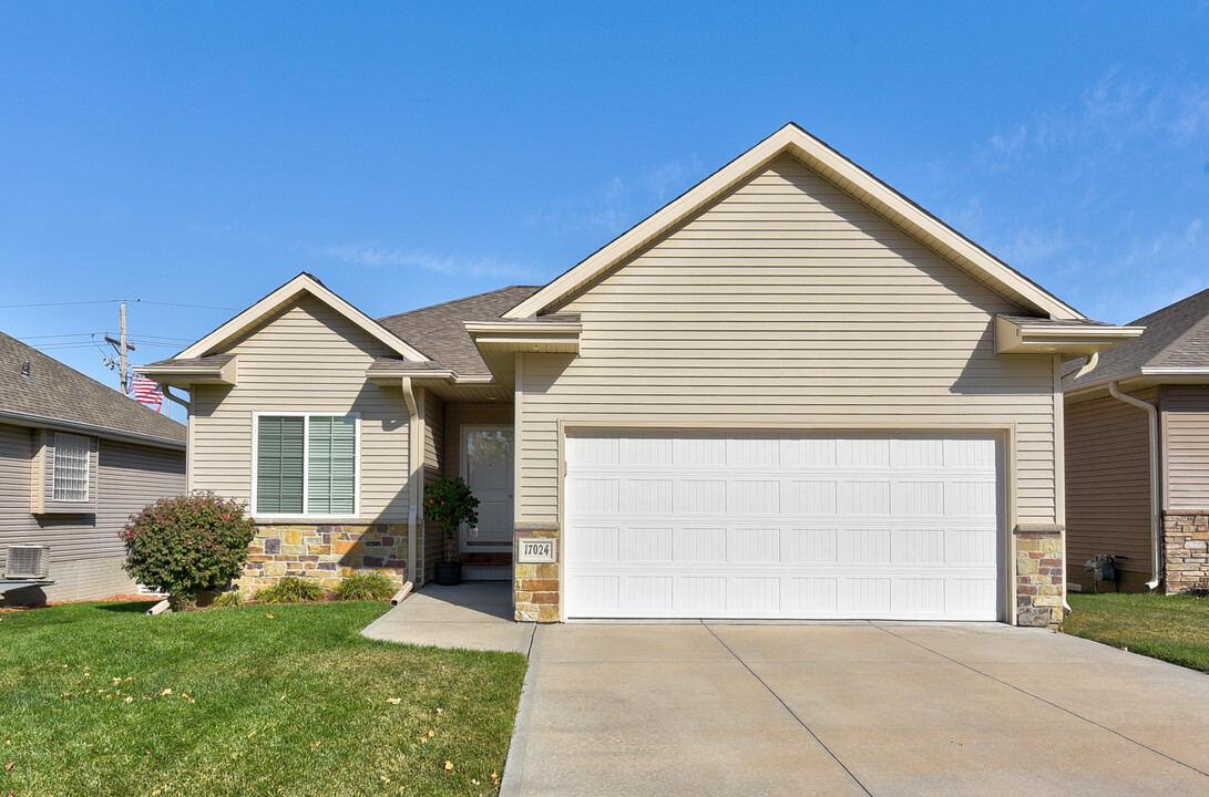 17024 Cypress St in Omaha, NE - Foto de edificio