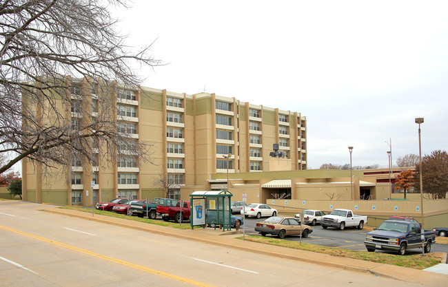 Hewgley Terrace in Tulsa, OK - Building Photo - Building Photo