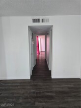 1402 E Desert Inn Rd in Las Vegas, NV - Foto de edificio - Building Photo