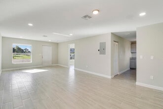 548 SW 5th St in Belle Glade, FL - Building Photo - Building Photo