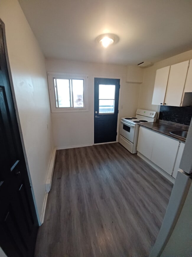 32 Washburn St in Prince Edward, ON - Building Photo - Building Photo