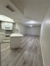 8353 Lake Dr in Doral, FL - Building Photo - Building Photo