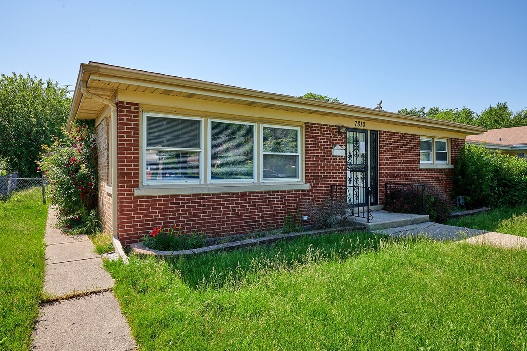 7810 E Prairie Rd in Skokie, IL - Building Photo