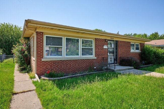 property at 7810 E Prairie Rd