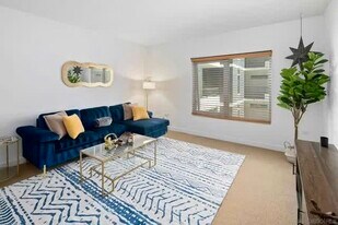 425 W Beech St, Unit Fully Furnished in San Diego, CA - Building Photo