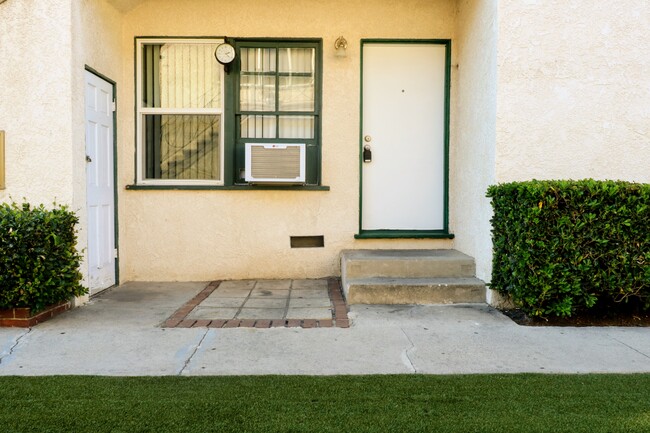 Coldwater Canyon Apartments in Sherman Oaks, CA - Foto de edificio - Building Photo
