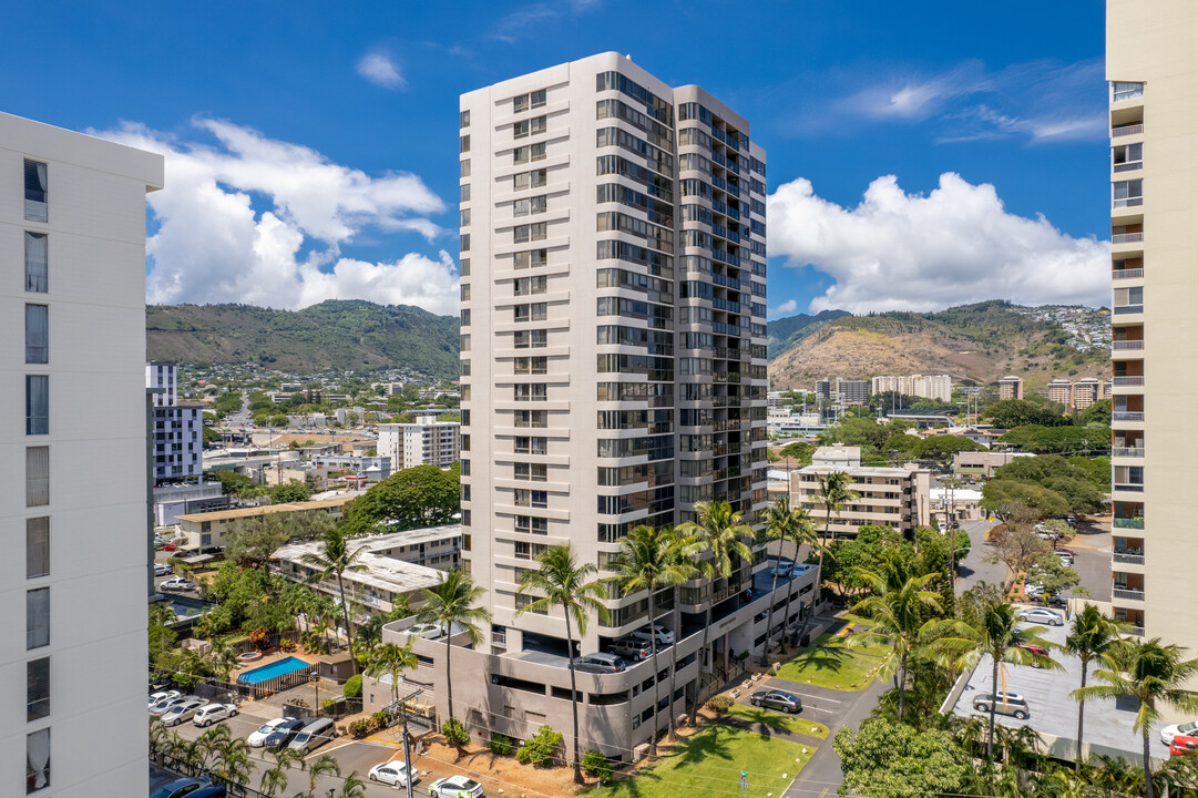 Kings Gate in Honolulu, HI - Building Photo