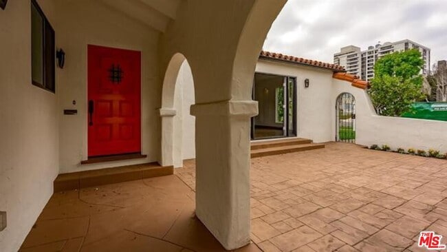 10634 Wellworth Ave in Los Angeles, CA - Building Photo - Building Photo