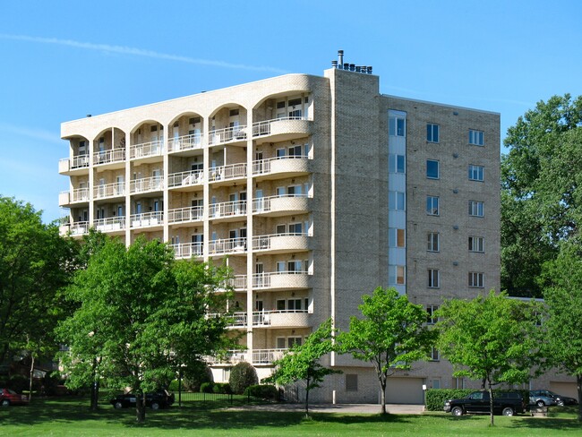 Calhoun Gardens in Minneapolis, MN - Building Photo - Building Photo