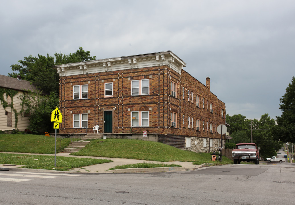 2400 Benton Blvd in Kansas City, MO - Building Photo