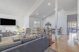 5817 Esrig Way in Sacramento, CA - Building Photo - Building Photo