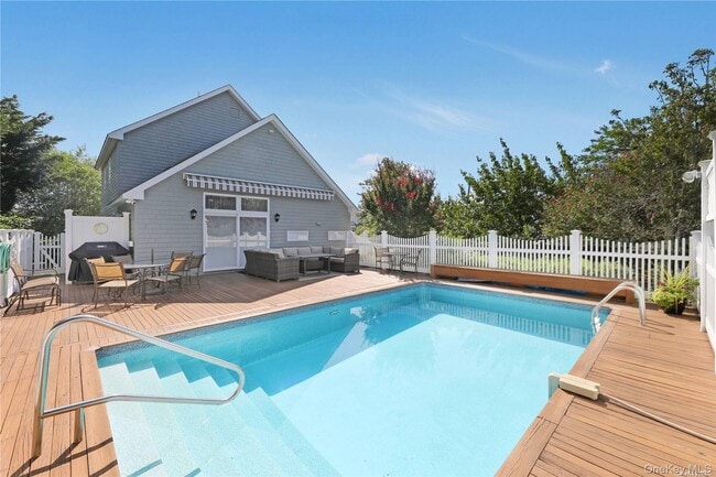 property at 2 Bayview Rd