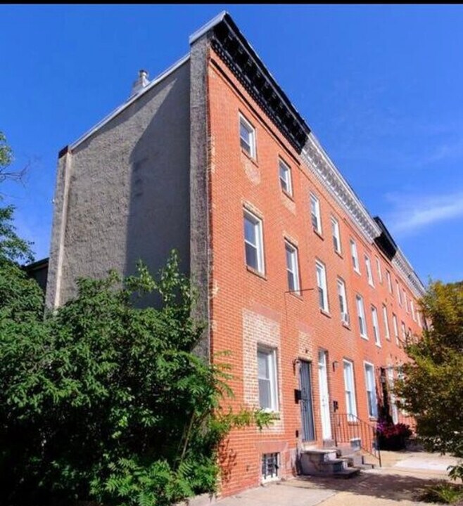 2028 E Fayette St in Baltimore, MD - Building Photo