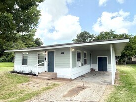 117 Oak Dr in Lake Jackson, TX - Building Photo