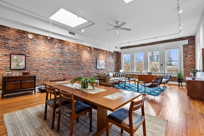 323 W Main St in Durham, NC - Foto de edificio - Building Photo