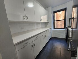 FIFTH AVENUE, Unit 5F in New York, NY - Building Photo
