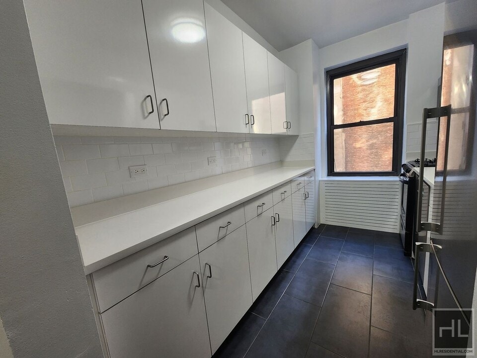 FIFTH AVENUE, Unit 5F in New York, NY - Building Photo