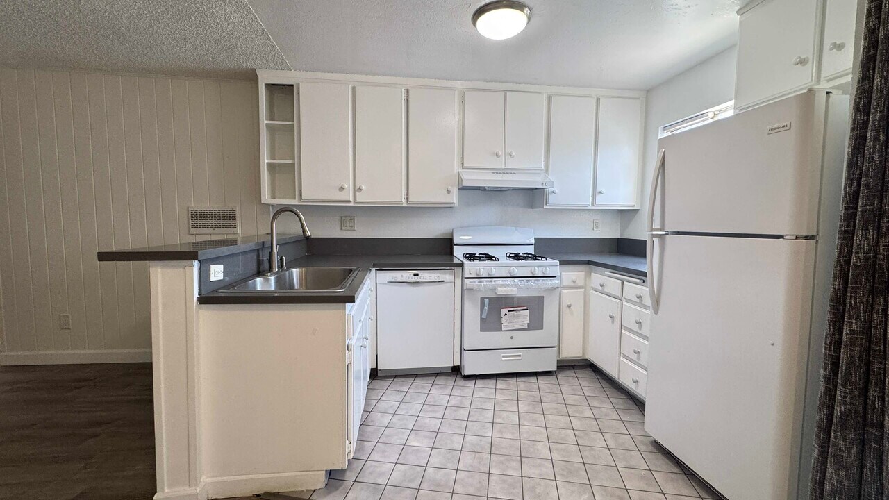 18530 Hatteras St, Unit 330 in Tarzana, CA - Building Photo