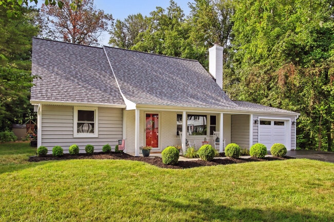 13007 Melville Ln in Fairfax, VA - Foto de edificio - Building Photo