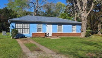 130 Sunset Ln in Albany, GA - Building Photo