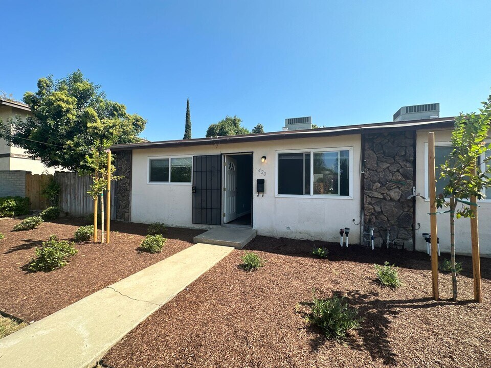 420 S Walnut Ave in Ripon, CA - Foto de edificio