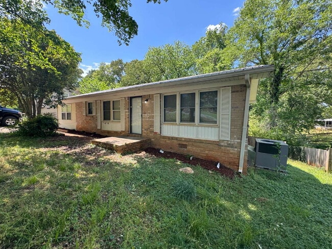 302 Brookview Dr in Talladega, AL - Building Photo - Building Photo