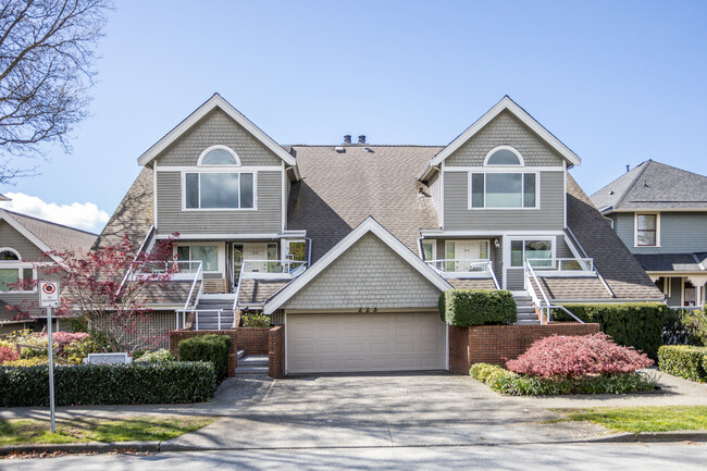 Les Terrasses in North Vancouver, BC - Building Photo - Building Photo