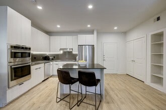 2137 Pelham Dr in Houston, TX - Foto de edificio - Building Photo