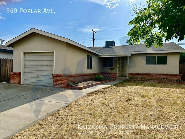 960 Poplar Ave in Manteca, CA - Foto de edificio - Building Photo