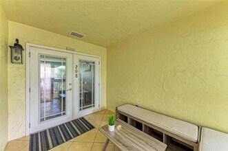 370 Base Ave E in Venice, FL - Foto de edificio - Building Photo
