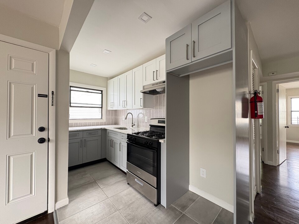42 Bragaw Ave, Unit 2 in Newark, NJ - Building Photo